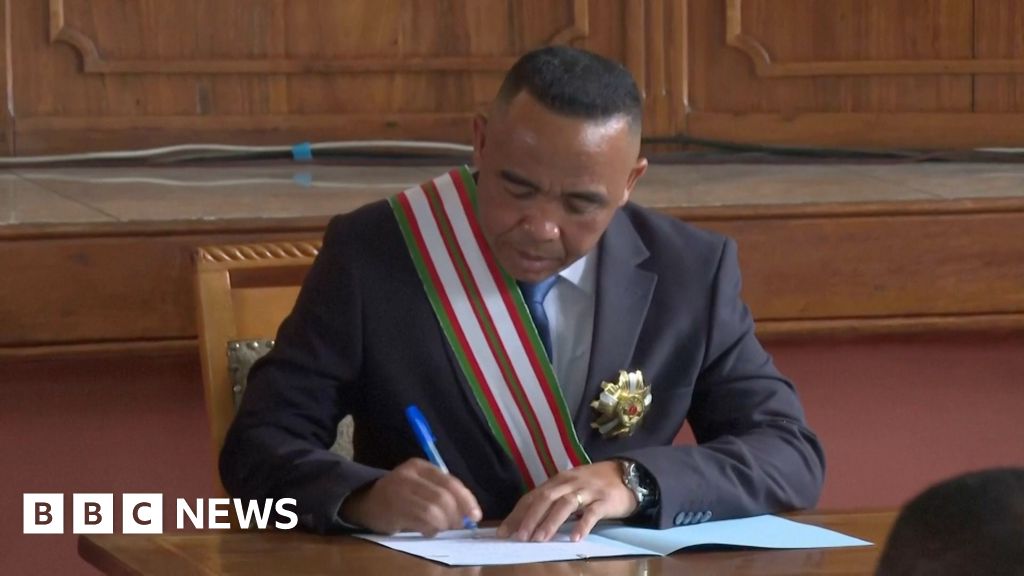 The moment Madagascar's new president was sworn in